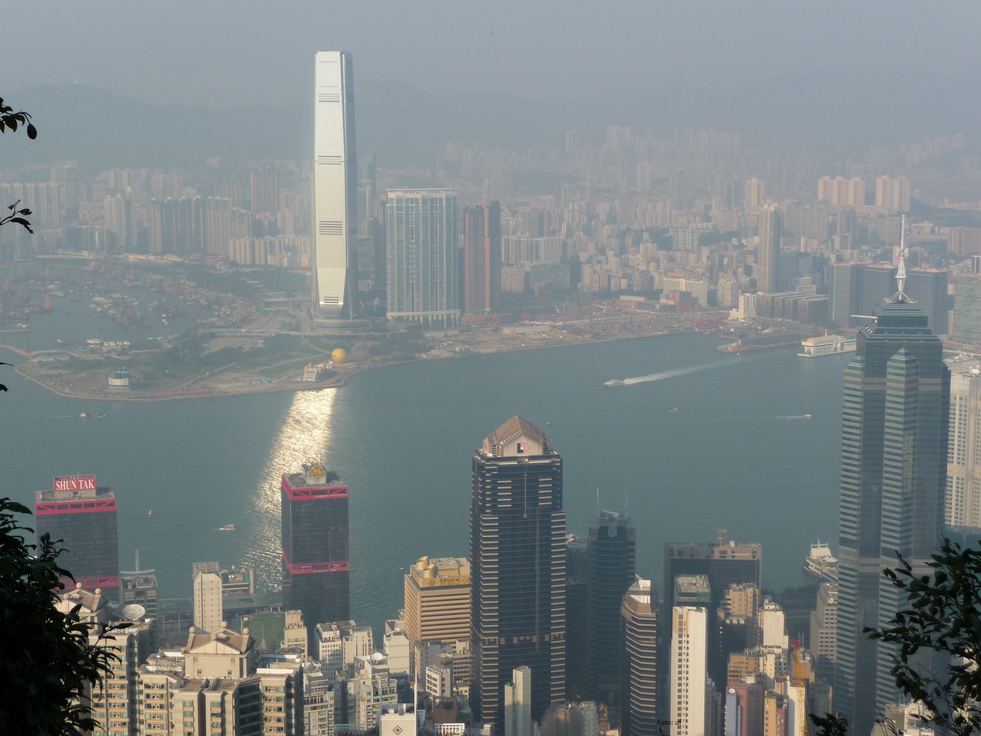 Gut vom Sonnenlicht reflektiert: das International Commerce Center - höchstes Gebäude von Hongkong (484 m, 118 Etagen)