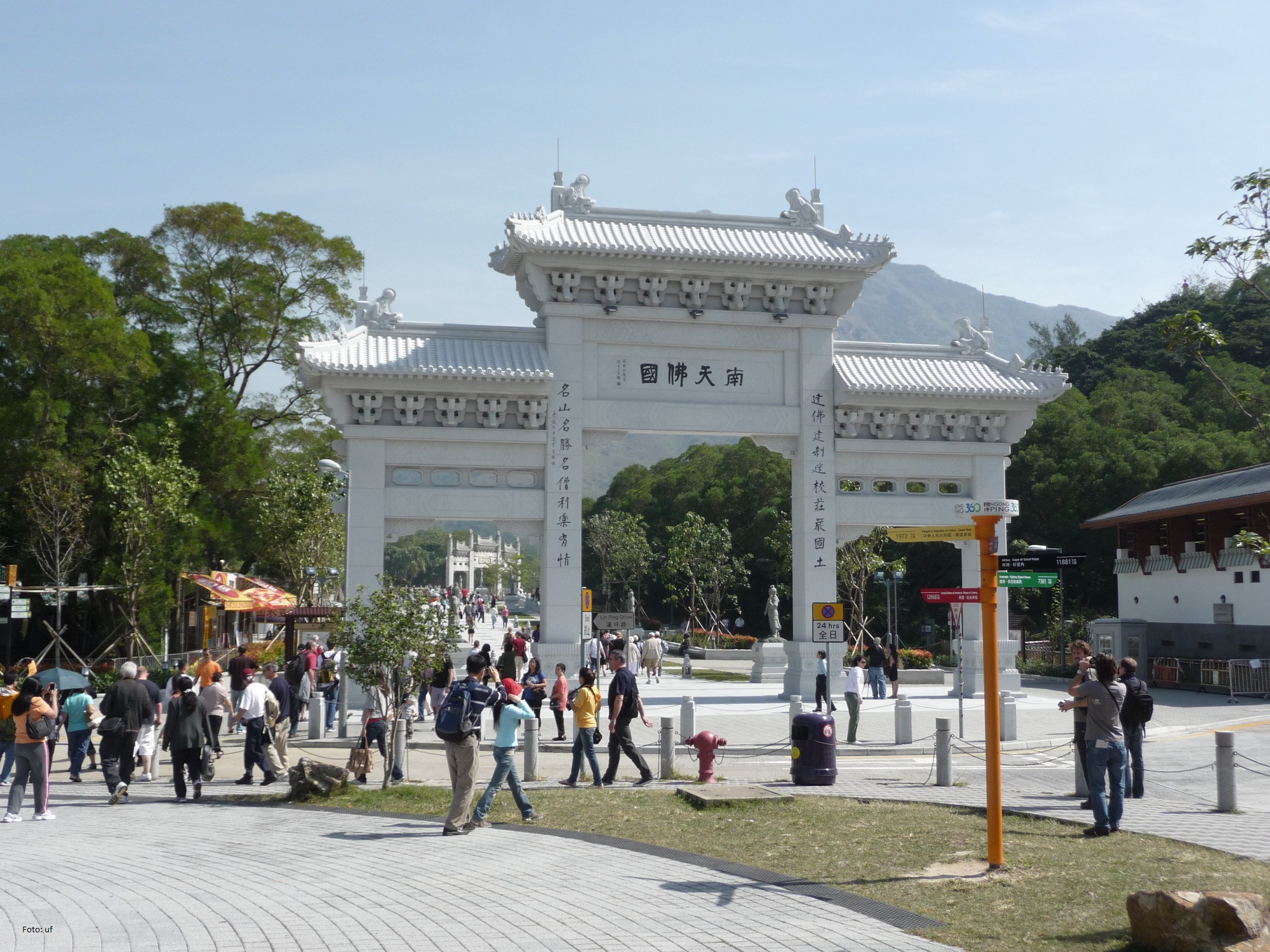 Lantau Island - Eingang zum Kloster-Areal