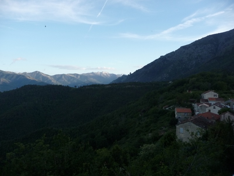Dämmerung über den Bergdörfern Korsikas