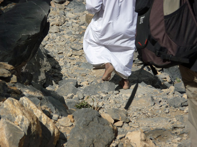 Nur der Wanderführer geht barfuß! Am Jebel Shams, Oman.