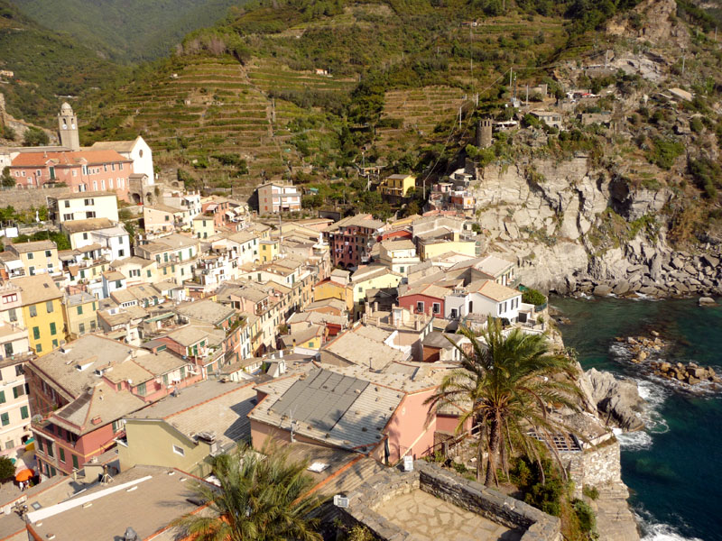 Blick über eines der fünf Dörfer der Cinque Terre an der Italienischen Riviera.