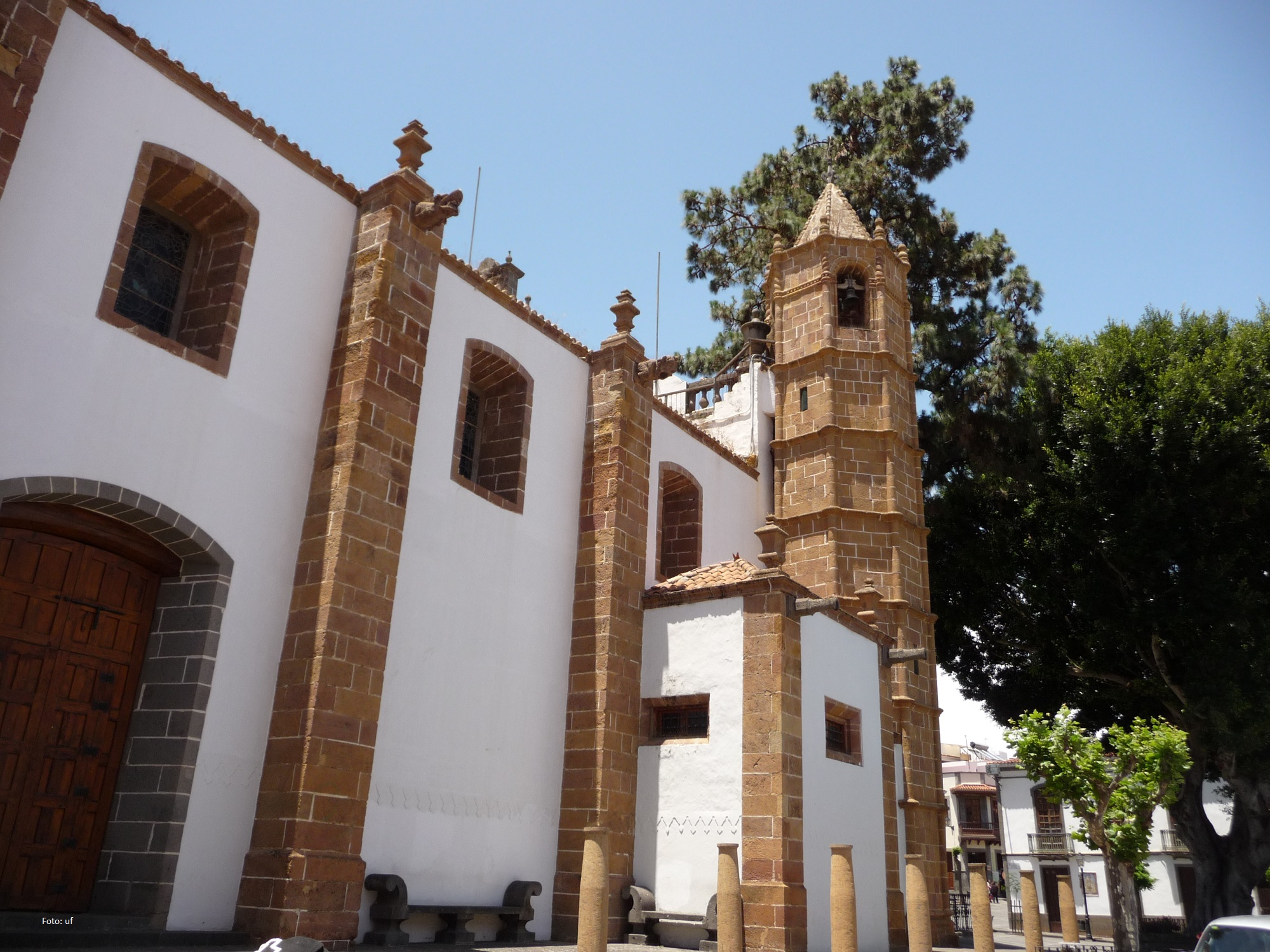 Der achteckige Glockenturm an der Wallfahrtskirche in Teror