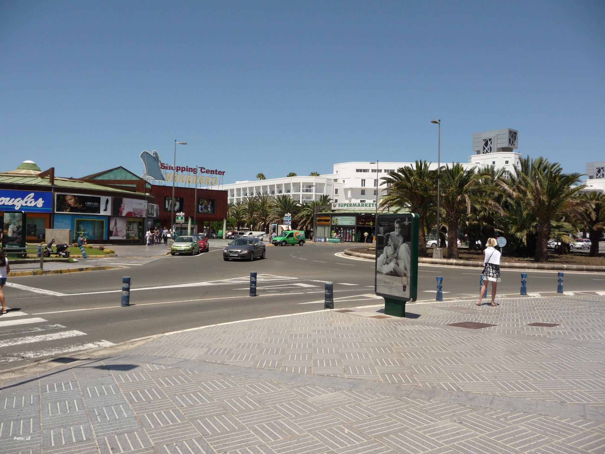 Blick auf das Shoppingcenter "Varadero", die weißen Gebäude im Hintergrund gehören zum Hotel Riu Palace Meloneras Resort