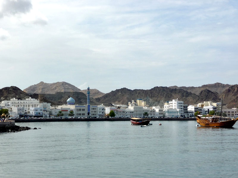 Muscat, die Hauptstadt Omans. Blick über die Bucht in die Altstadt.