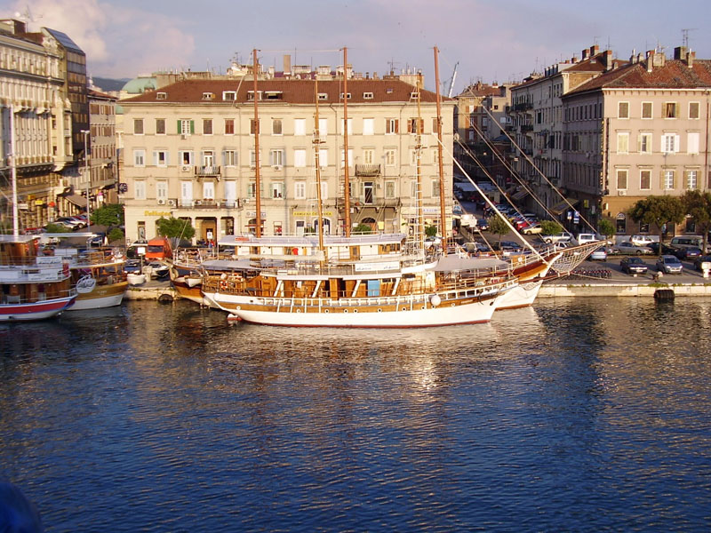 Blick von der Fähre in den Hafen von Rijeka (Kroatien).