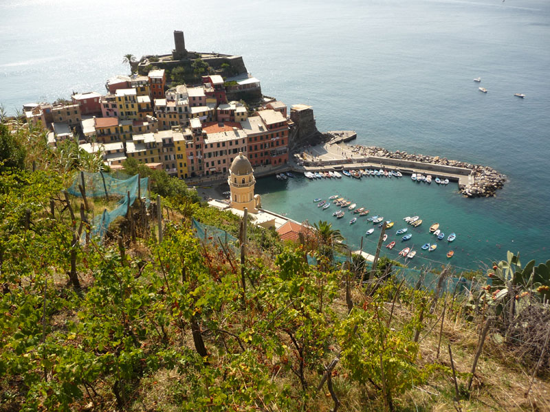 Blick auf Vernazza mit Hafen an der Italienischen Riviera.