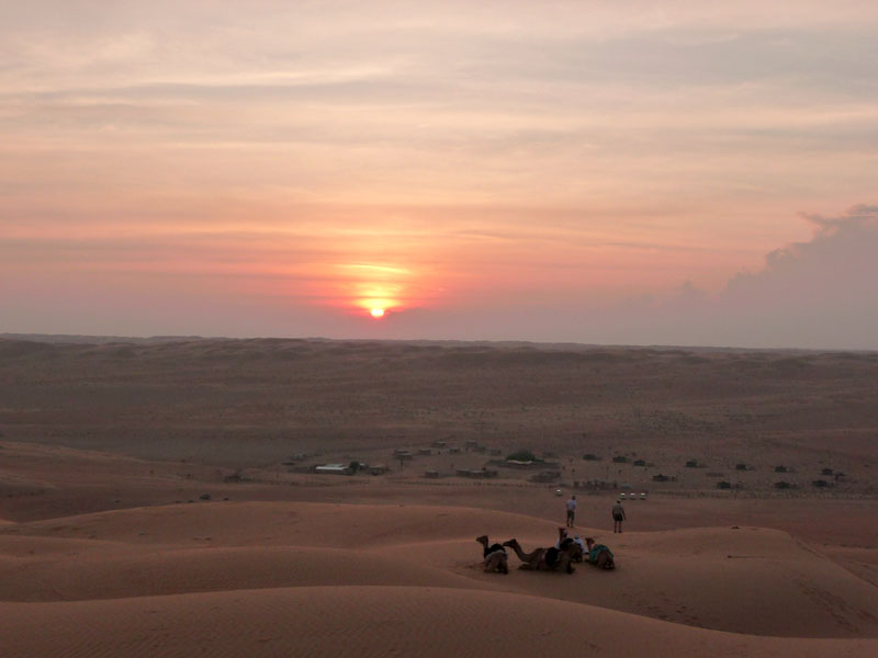 Sonnenuntergang über der Wüste Wahiba Sands (Oman).